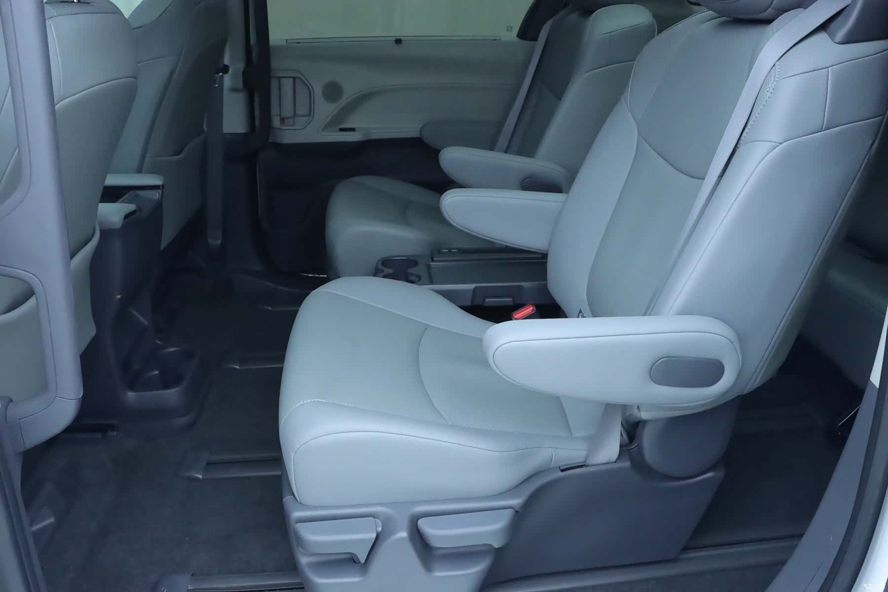 Toyota Granvia, 2023 15