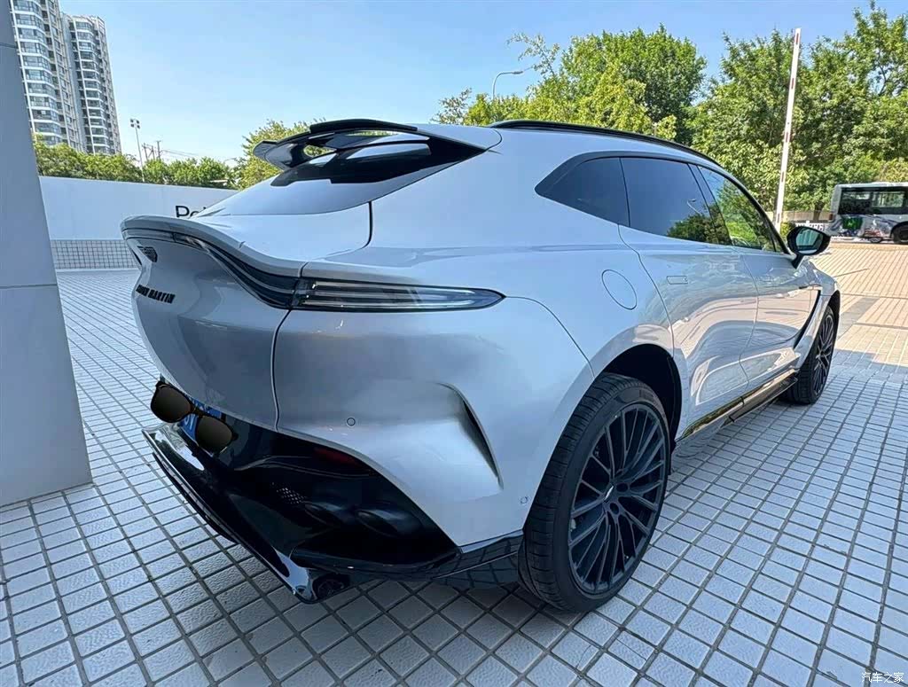 Aston Martin DBX, 2024 3