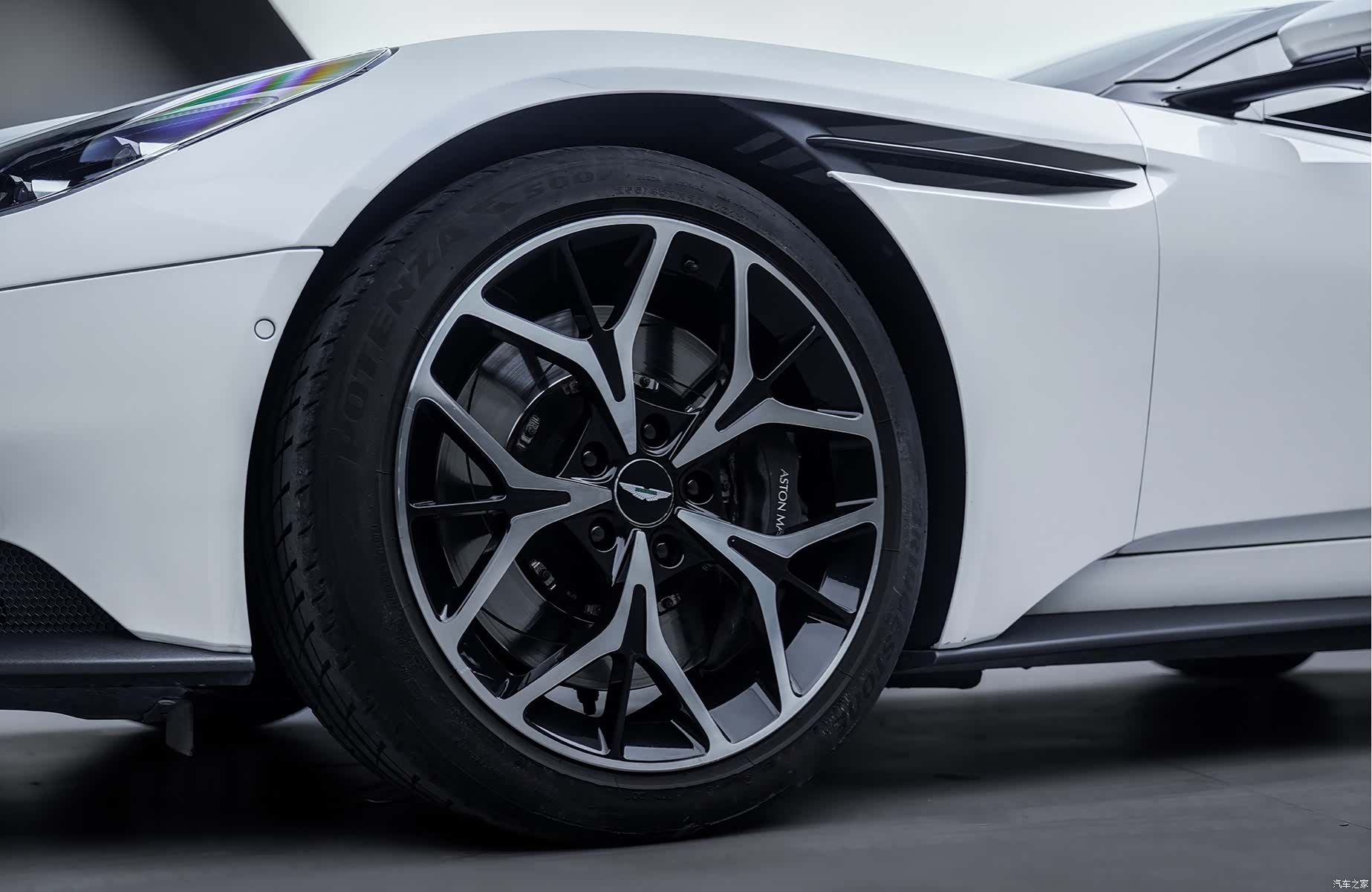 Aston Martin DB11, 2019 8
