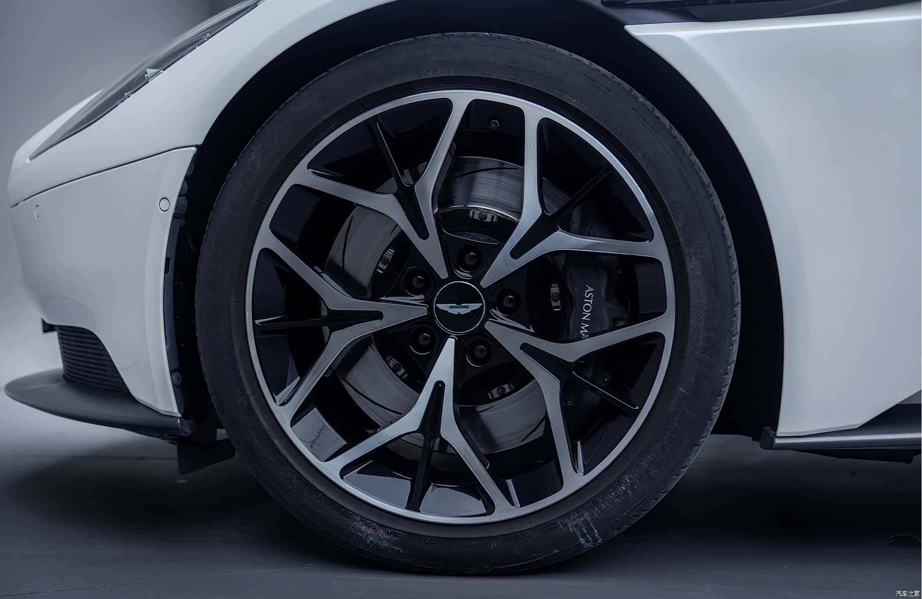 Aston Martin DB11, 2019 10