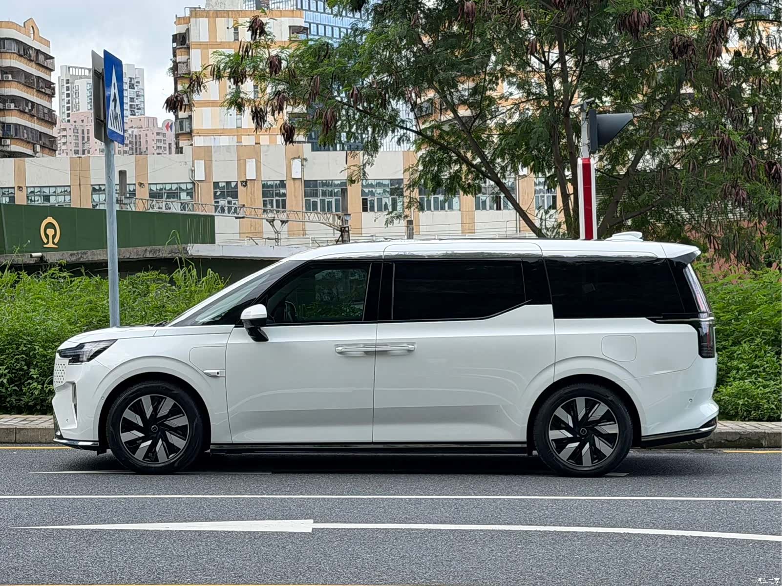Volvo EM90, 2024 2
