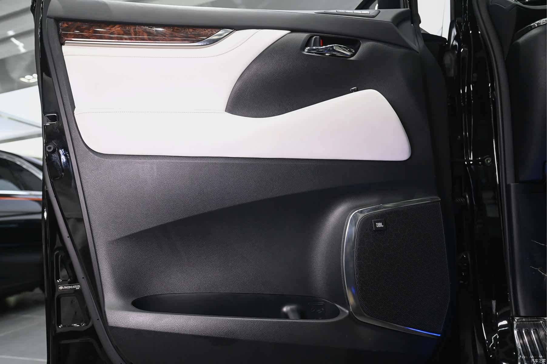 Toyota Alphard, 2022 9