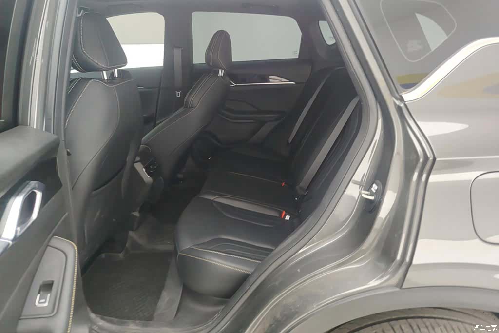 Geely Coolray, 2025 11