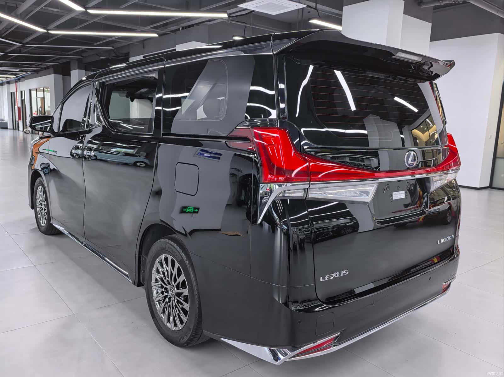 Lexus LM, 2023 4