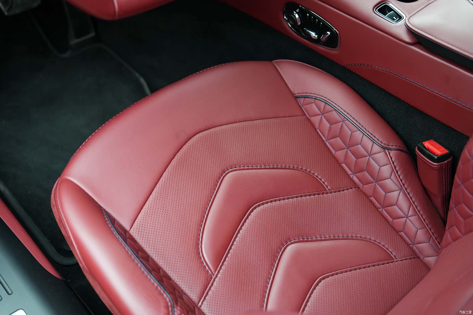 Aston Martin DBS, 2019 22