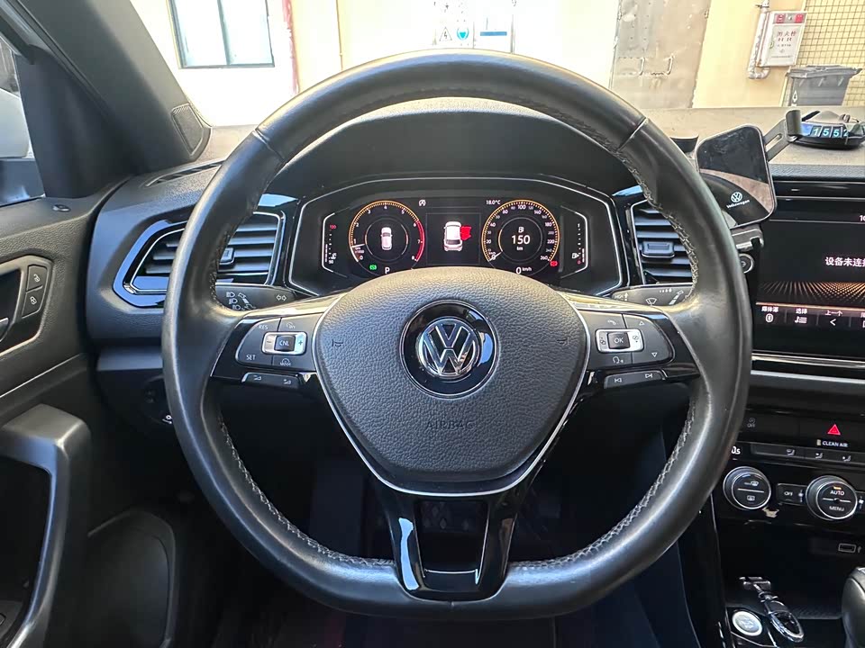 Volkswagen T-ROC exploring Songs