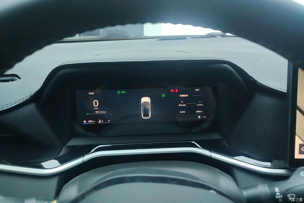 Geely Coolray, 2025 14