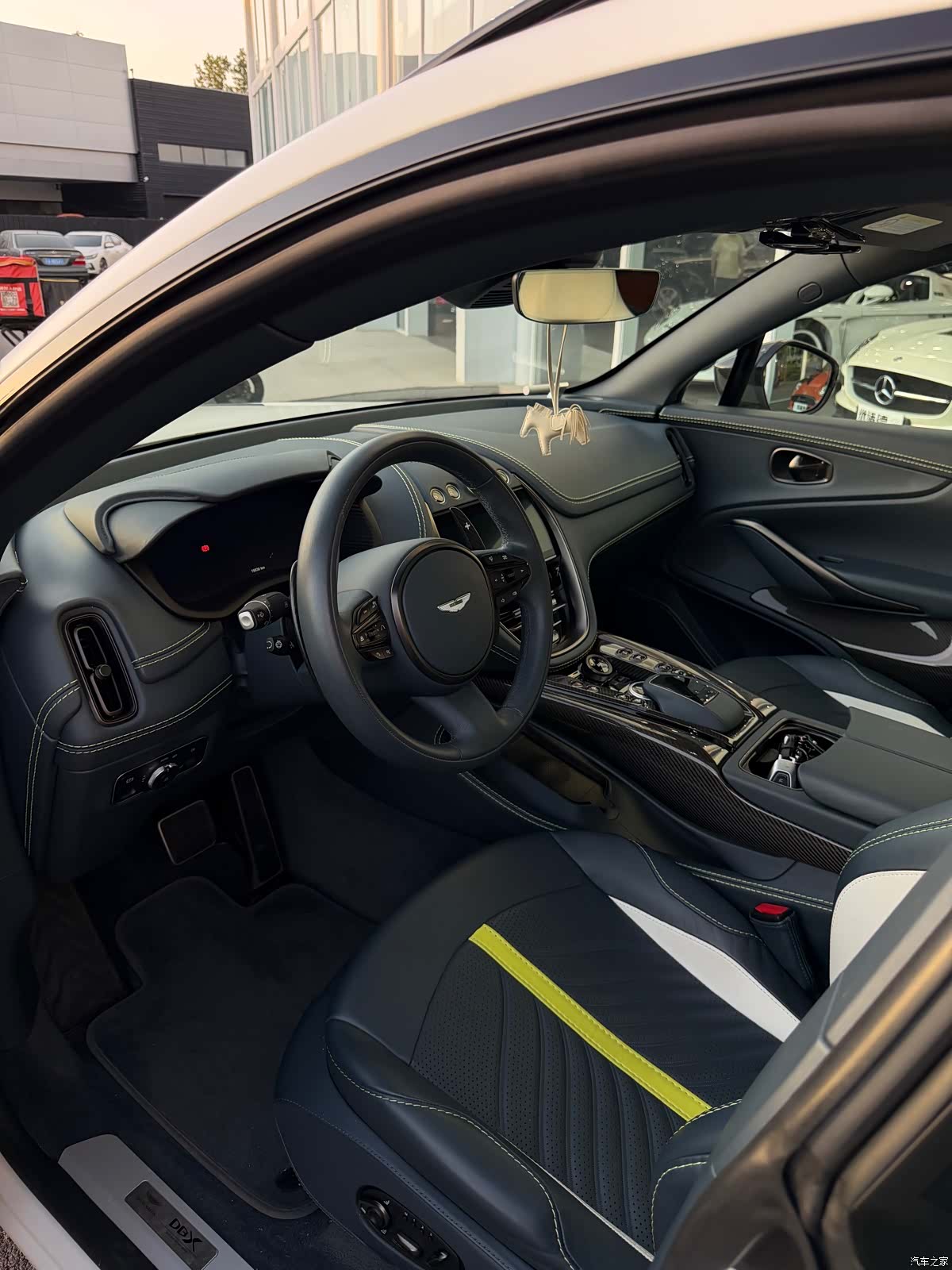 Aston Martin DBX, 2022 4