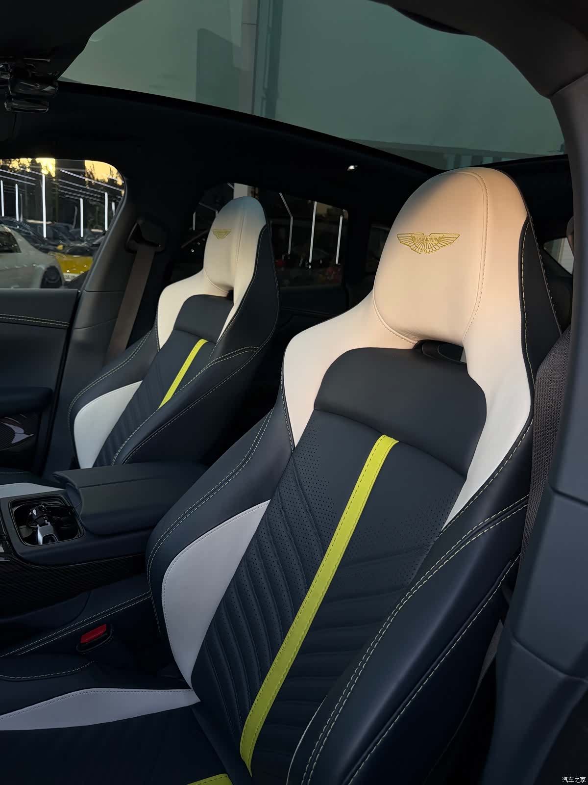 Aston Martin DBX, 2022 все фото