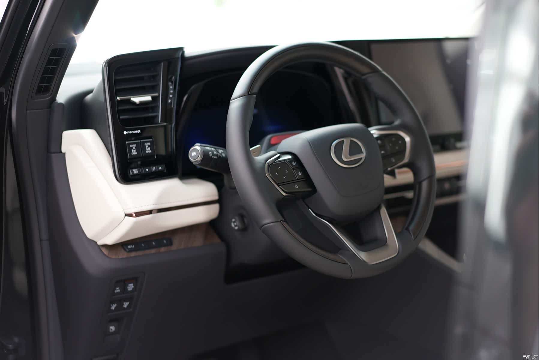 Lexus LM, 2025 15