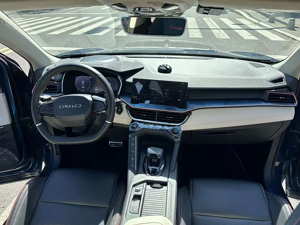 Lynk & Co 06