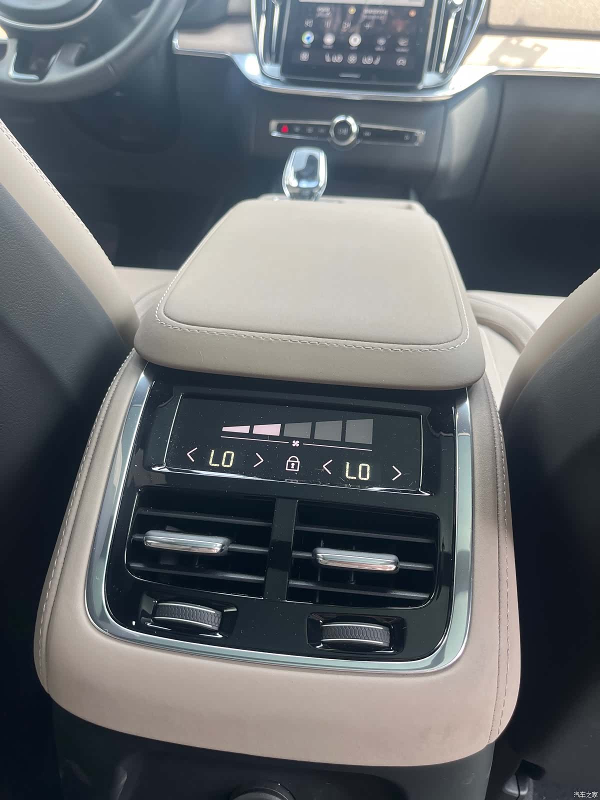 Volvo XC90, 2025 11
