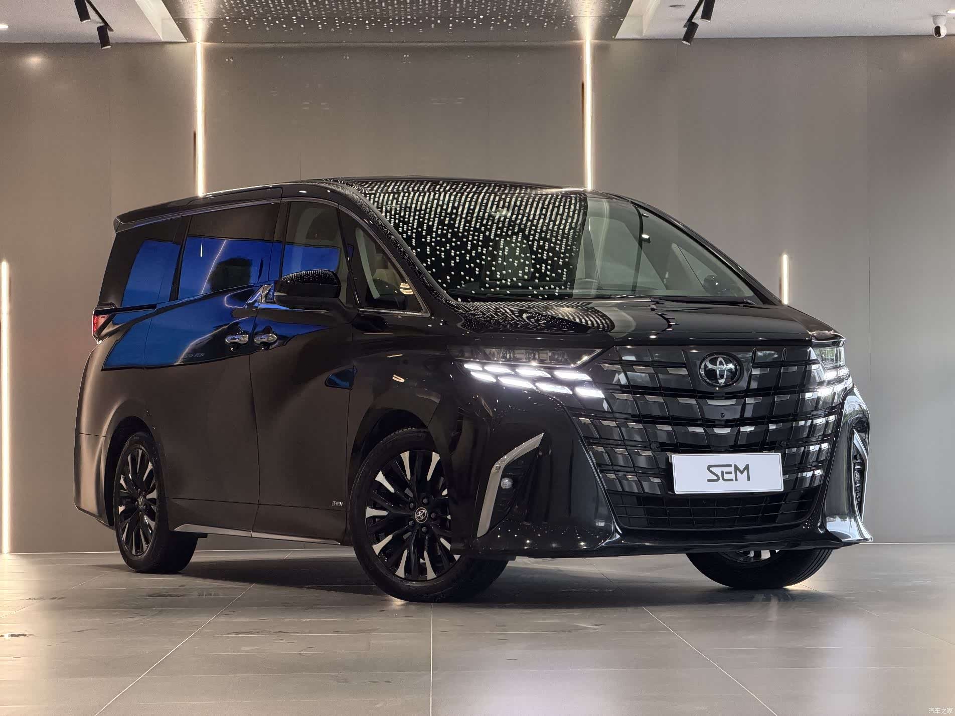 Toyota Alphard, 2023 3