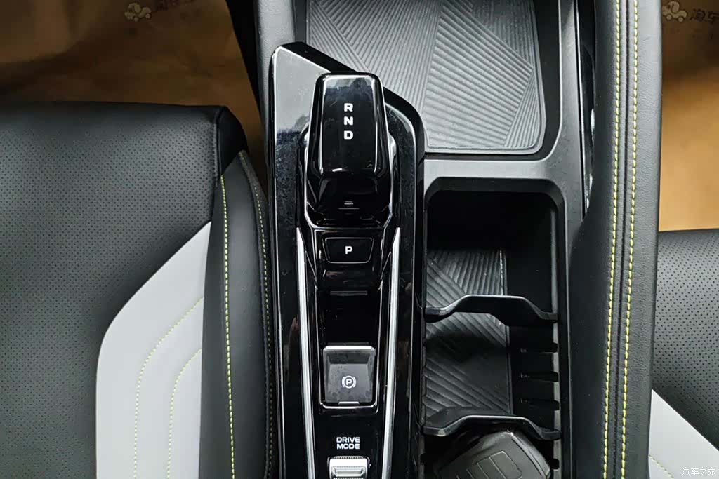 Geely Coolray, 2022 16