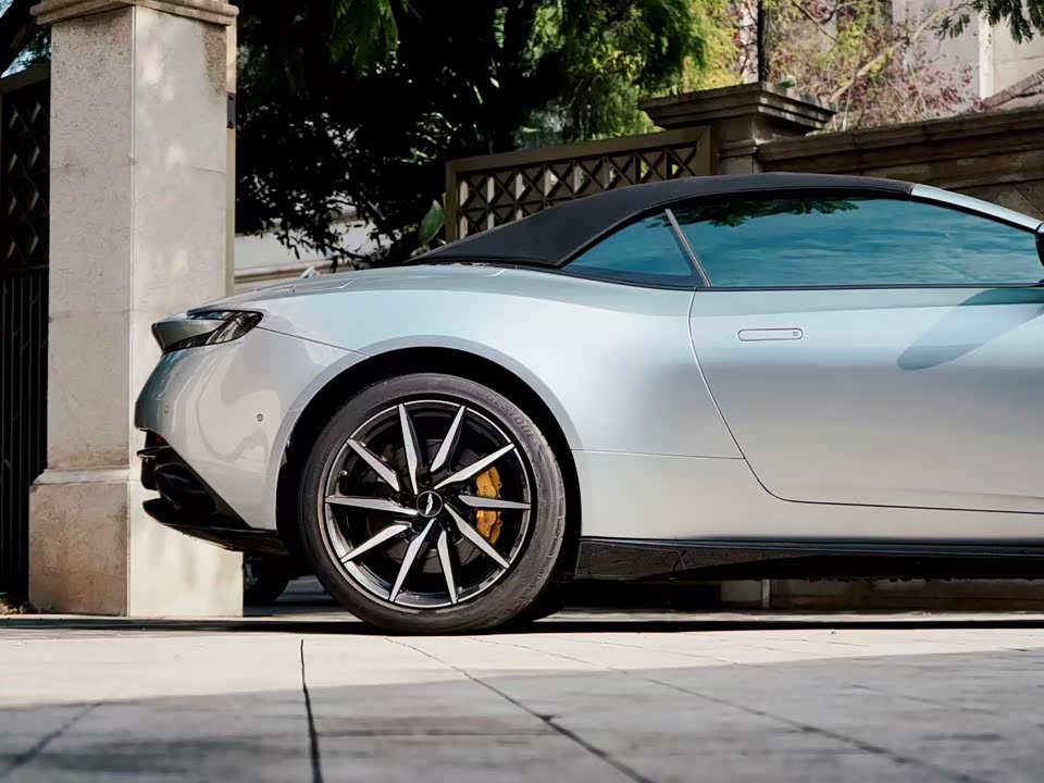 Aston Martin DB11