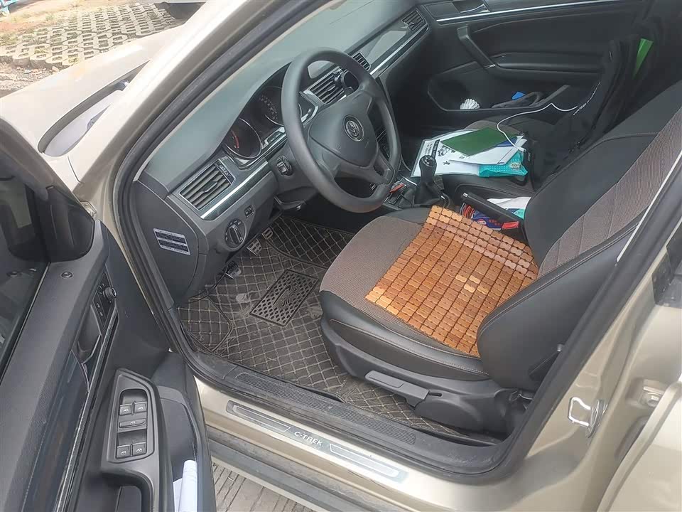 Volkswagen C-TREK Wei Collar