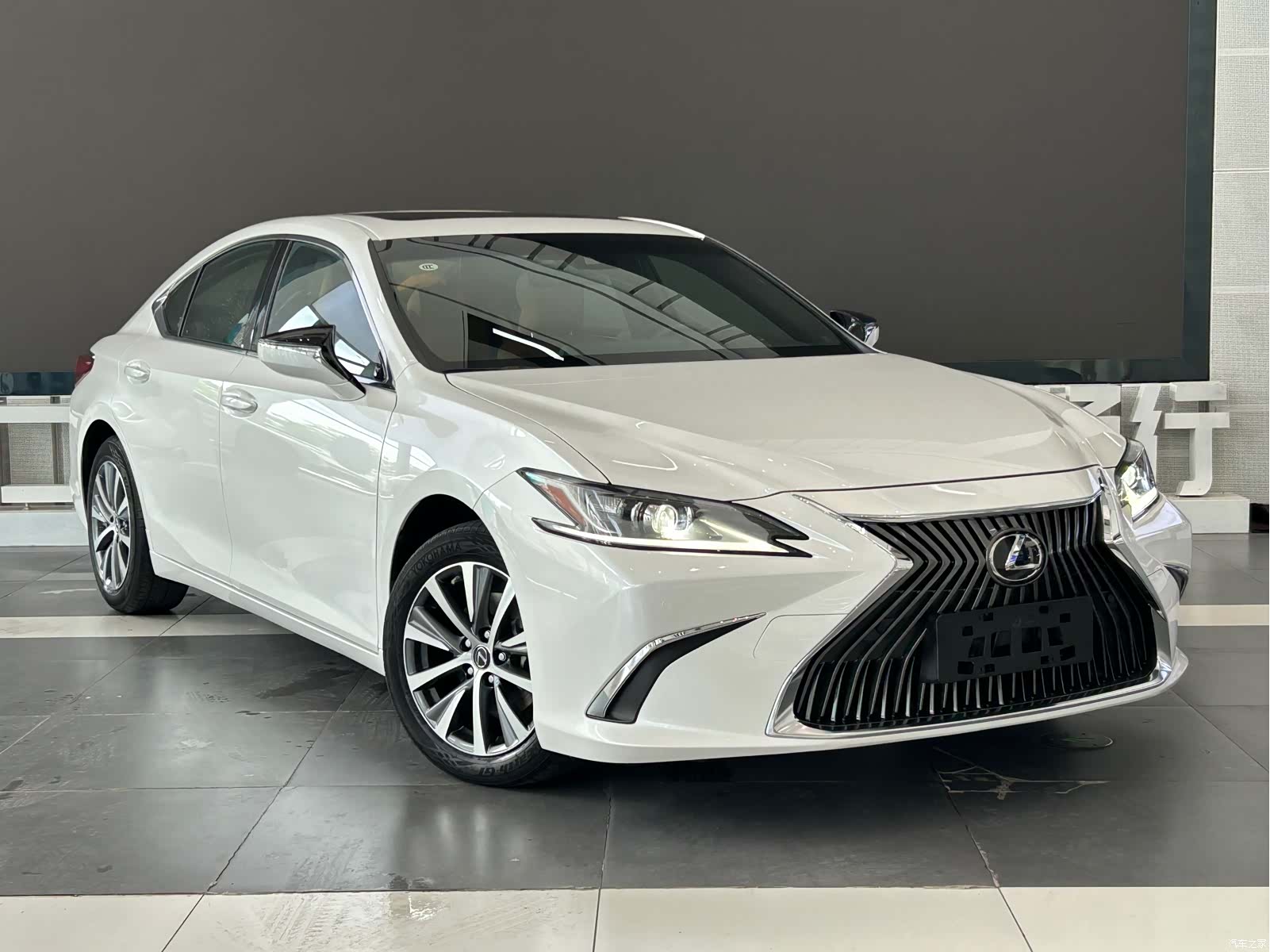 Lexus ES, 2019 3