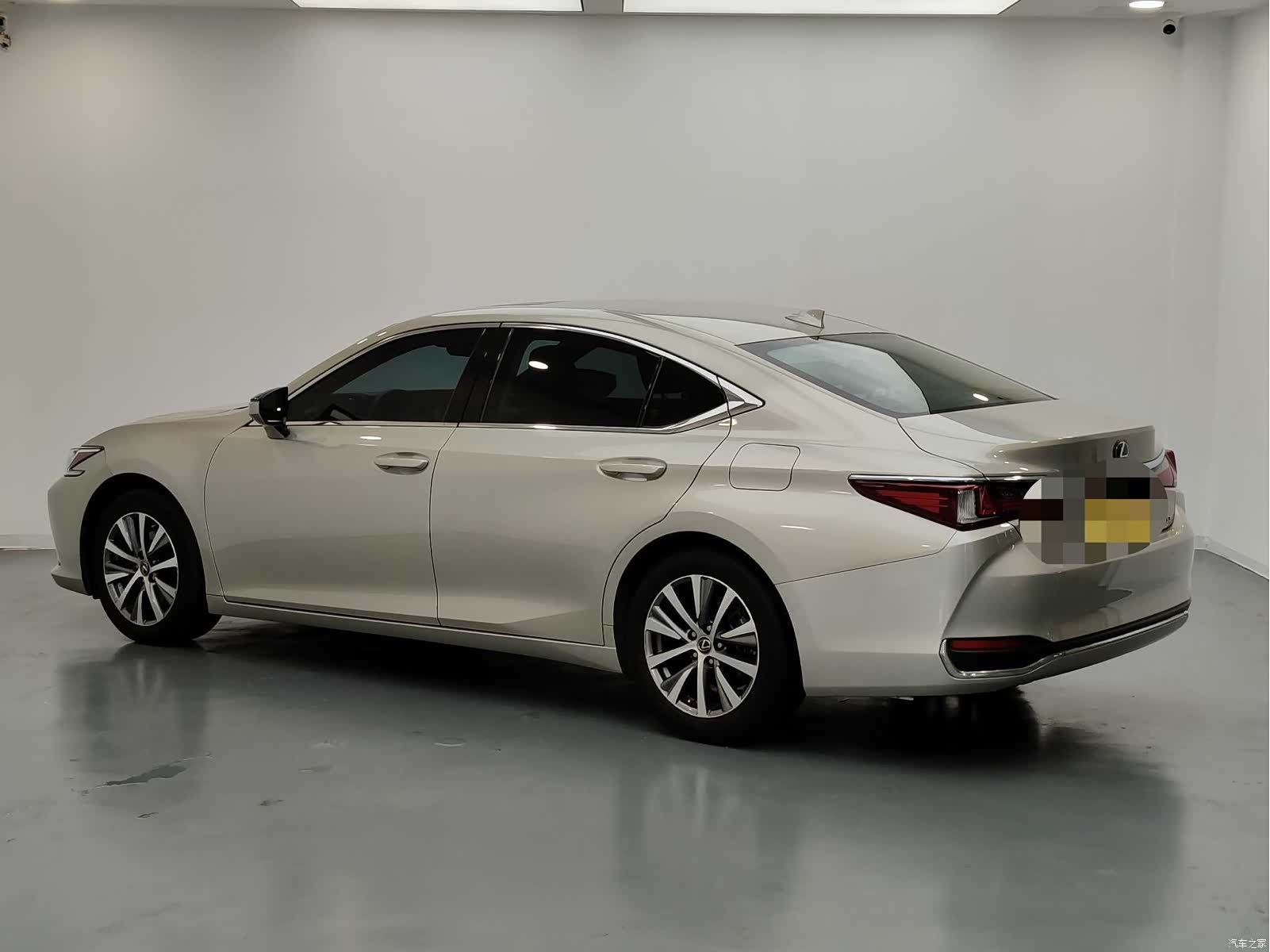 Lexus ES, 2019 все фото