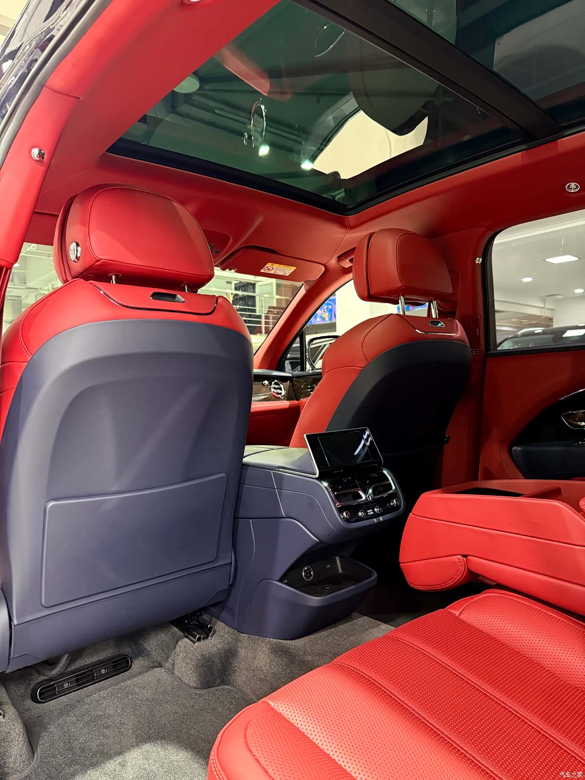 Bentley Bentayga, 2023 14