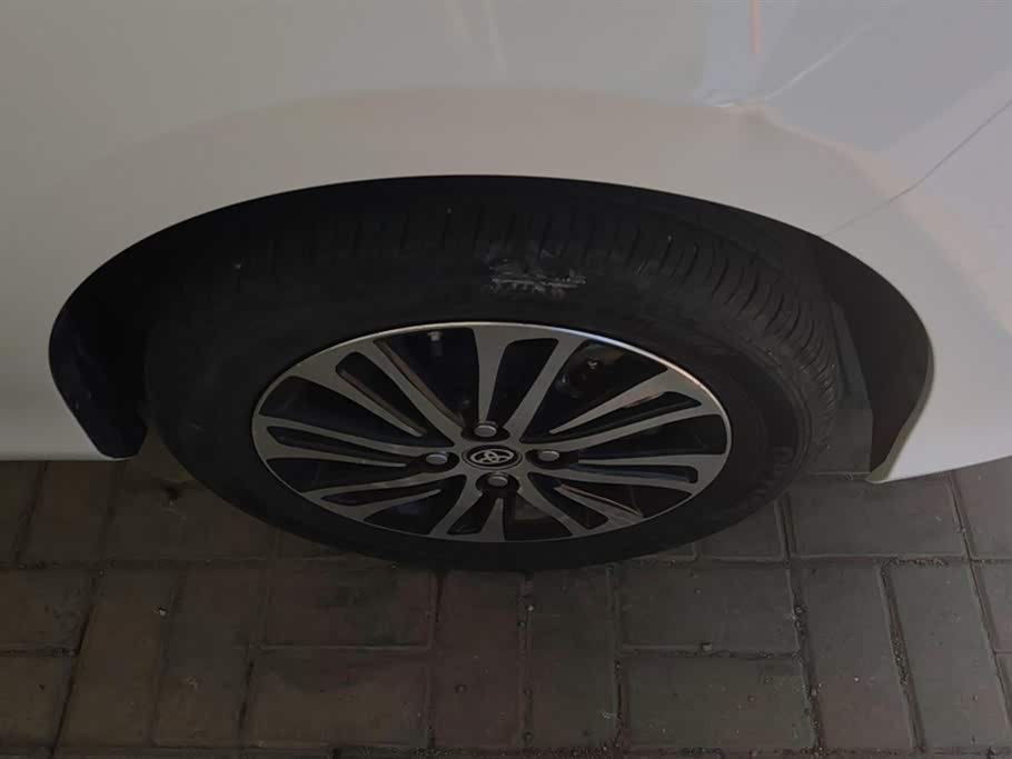 Toyota YARiS L to enjoy