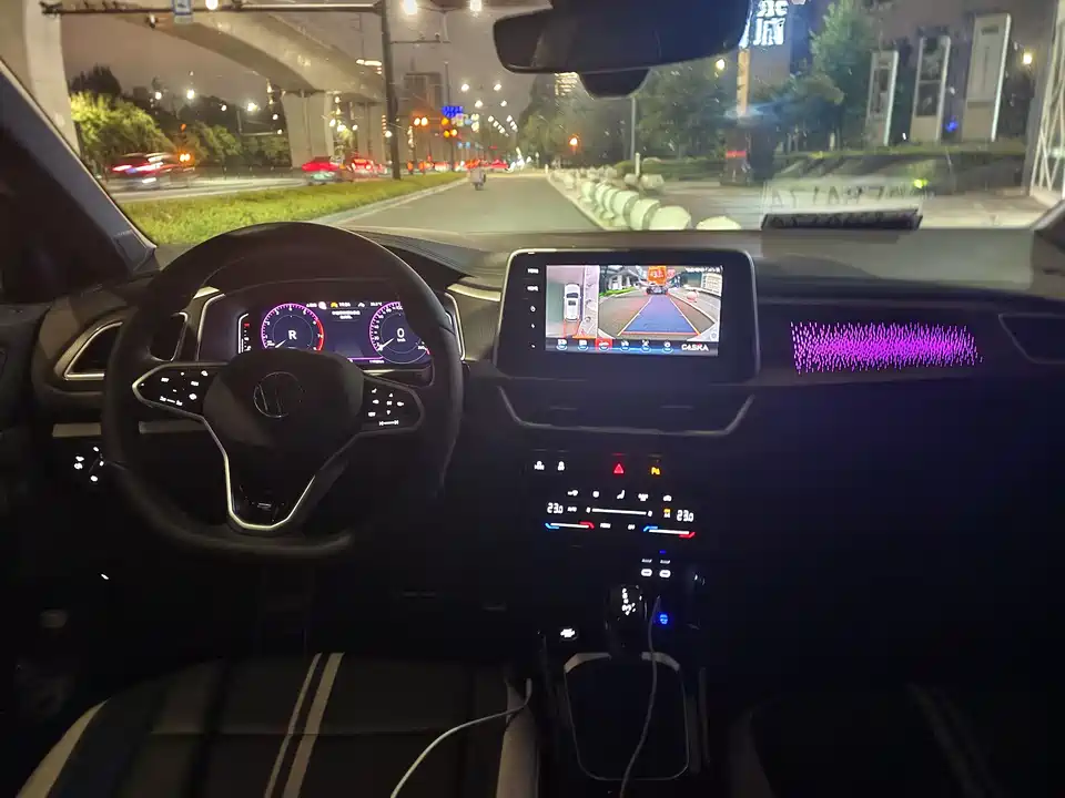 Volkswagen T-ROC exploring Songs