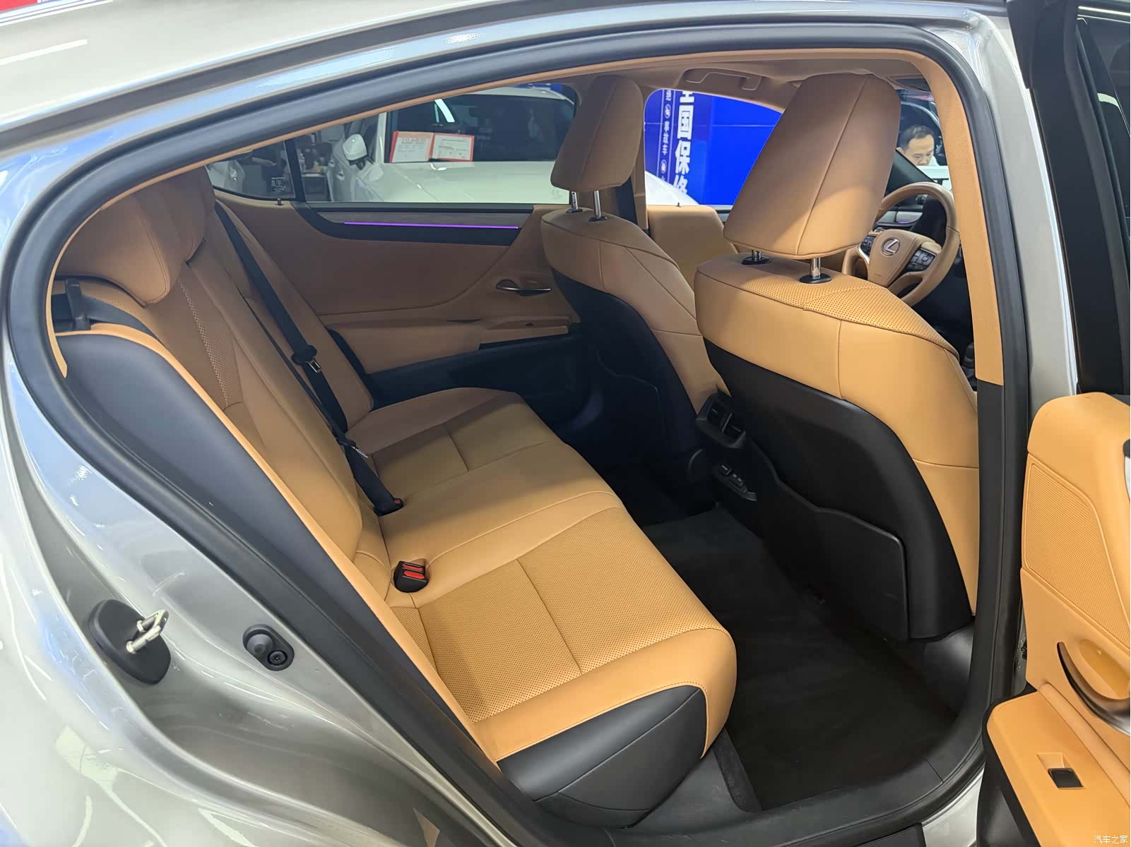 Lexus ES, 2025 11