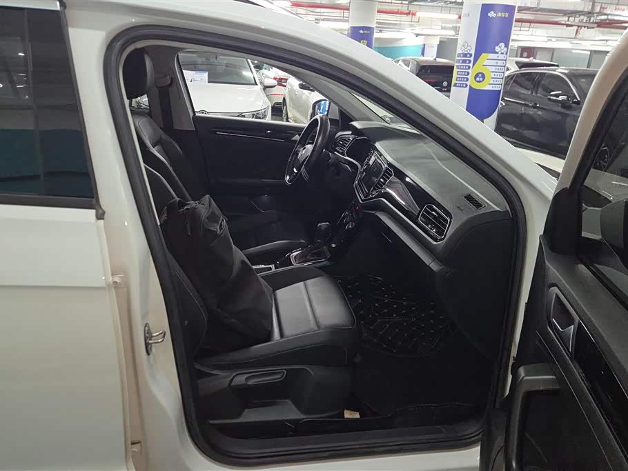 Volkswagen T-ROC exploring Songs