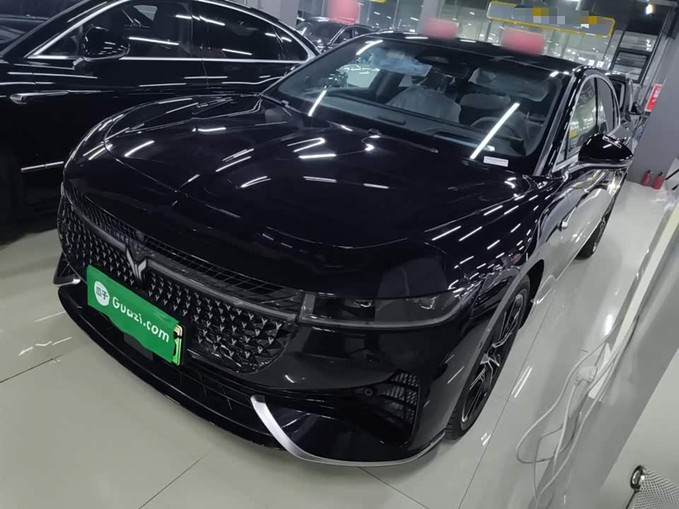 VOYAH Lantu chasing light