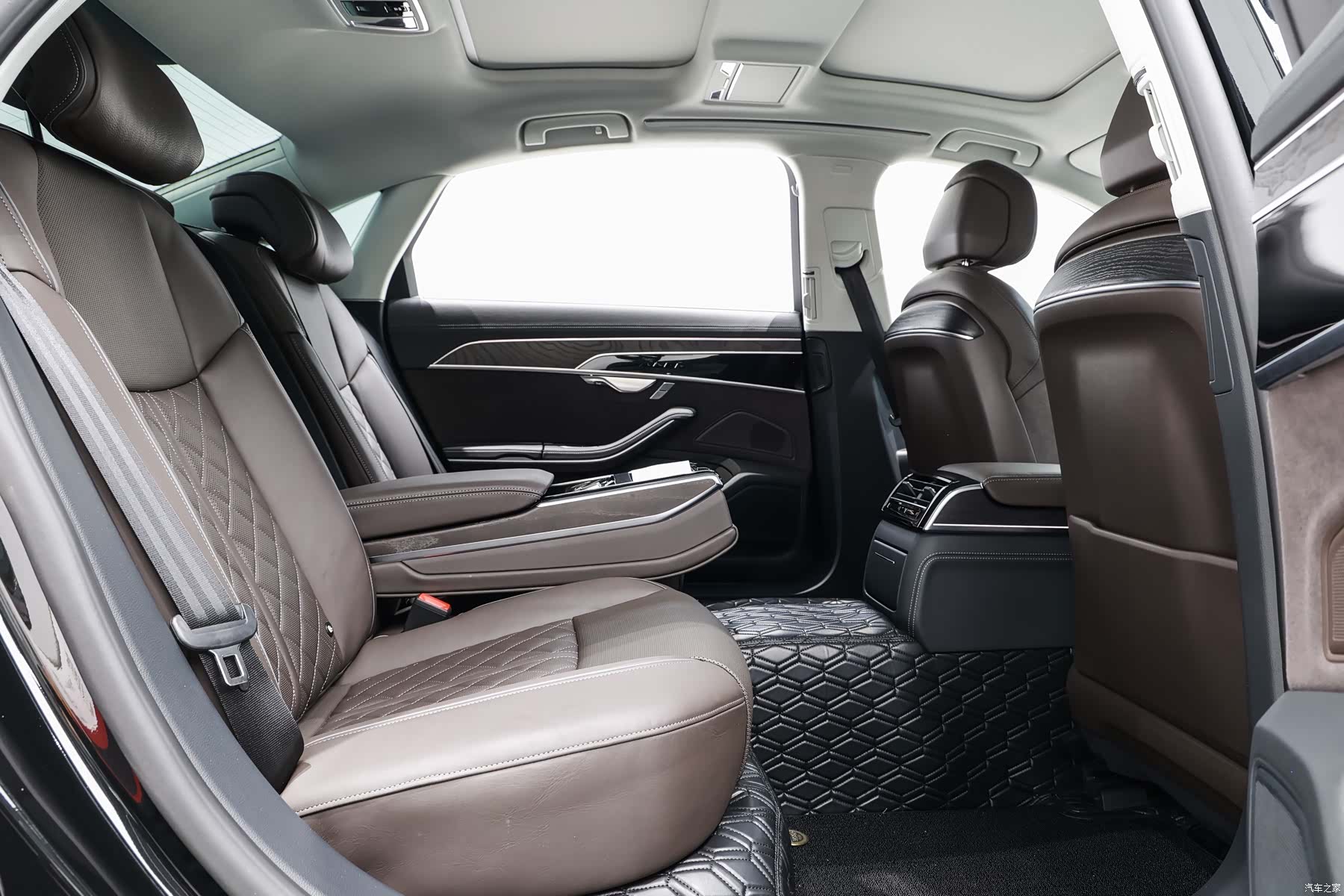 Audi A8L, 2026 11