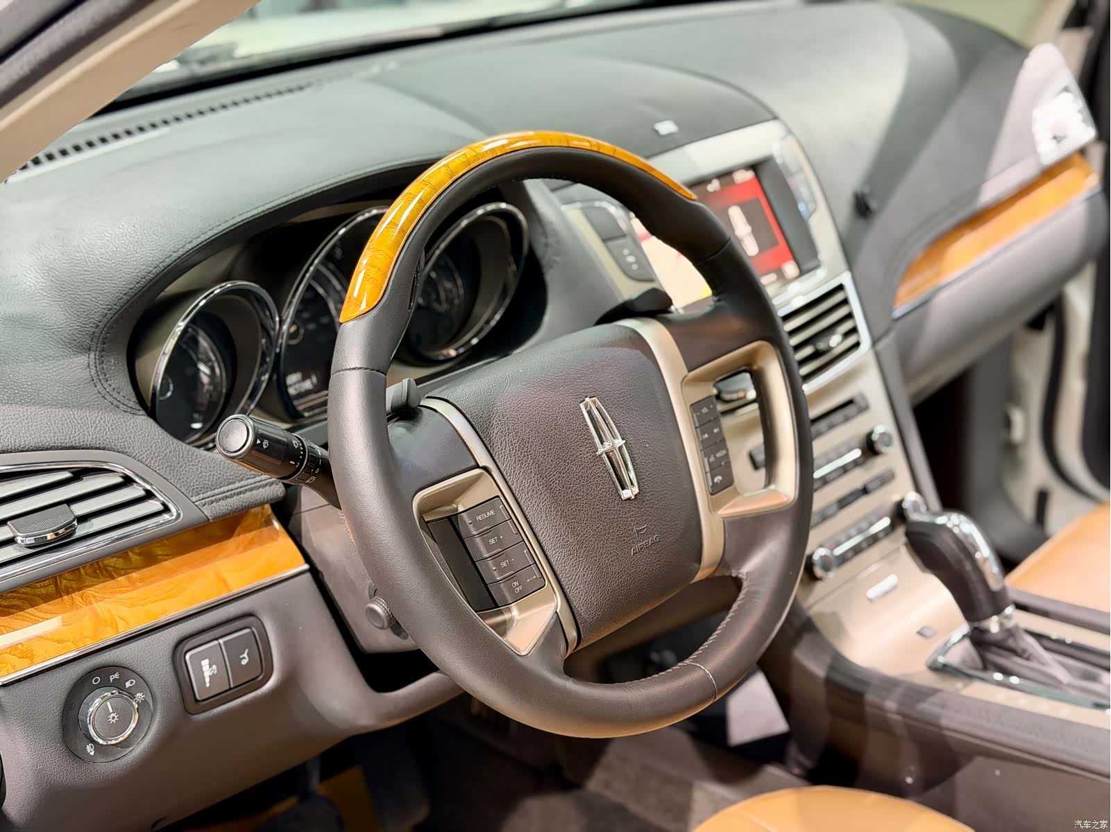 Lincoln MKT, 2011 9