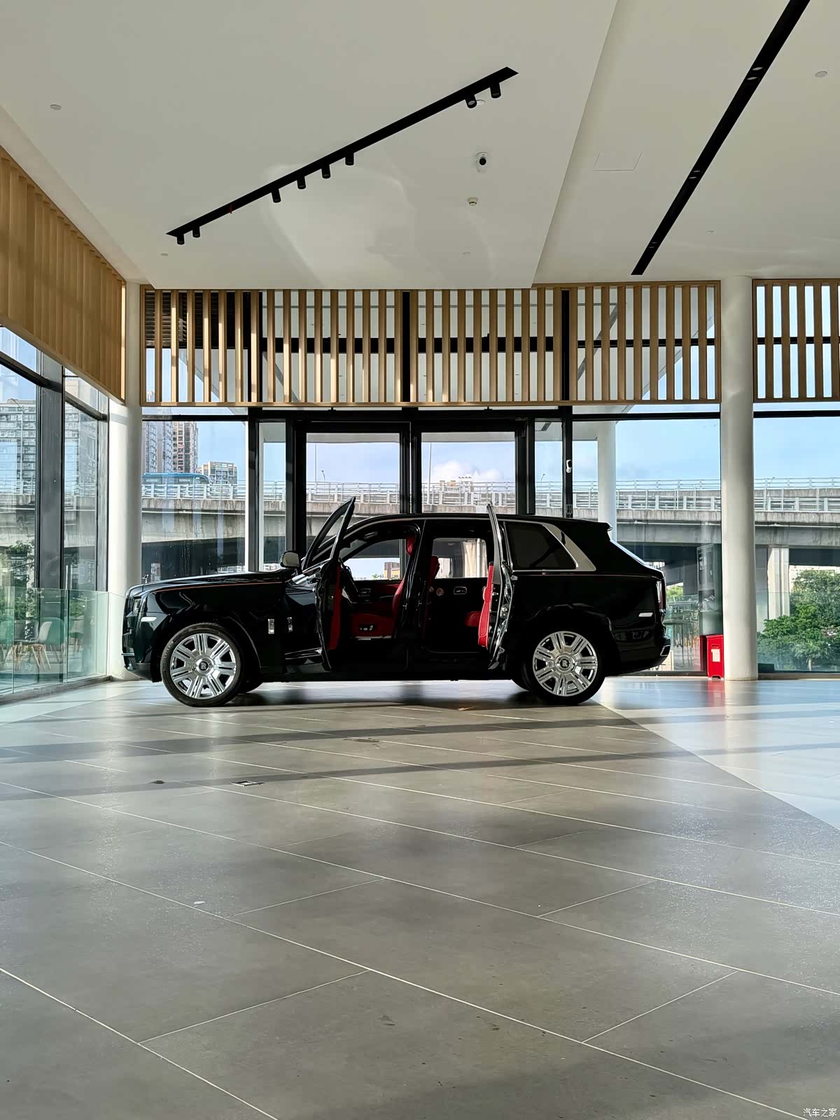 Rolls-Royce Cullinan, 2021 4