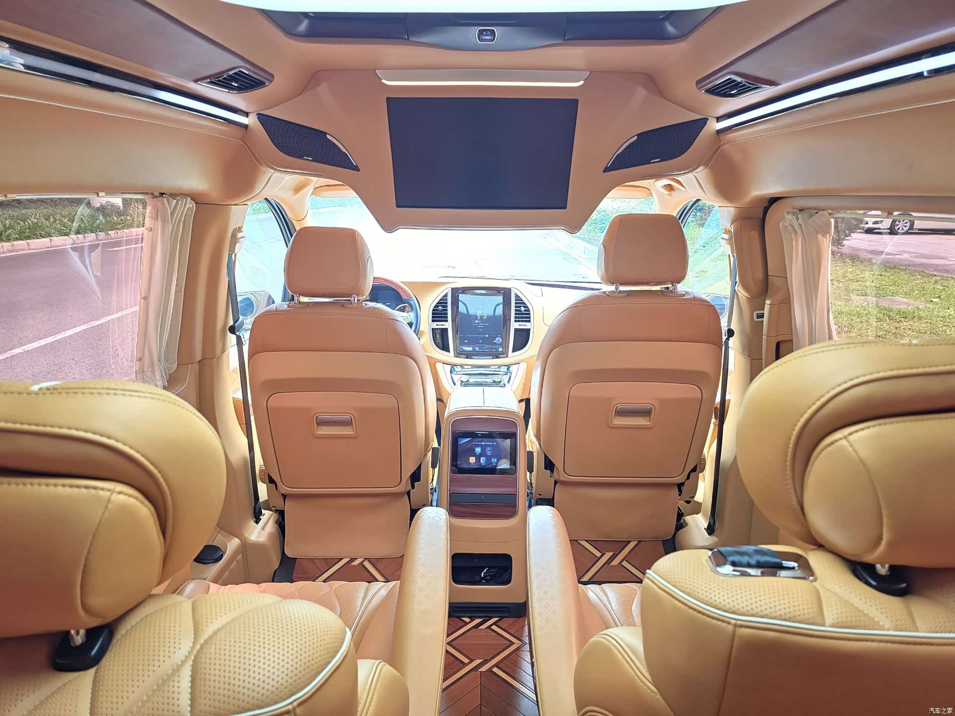 Mercedes-Benz 7, 2021 21