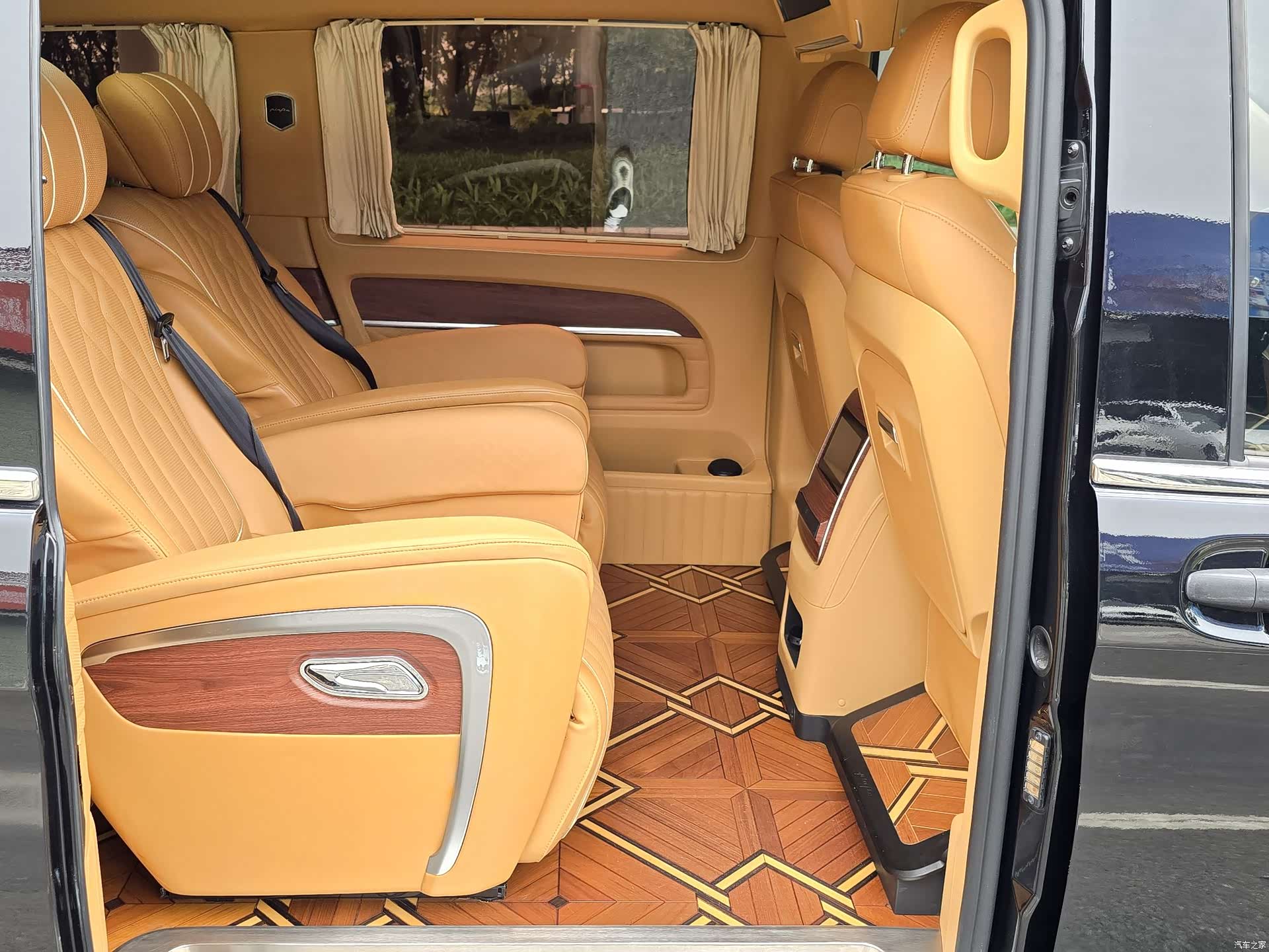Mercedes-Benz 7, 2021 18