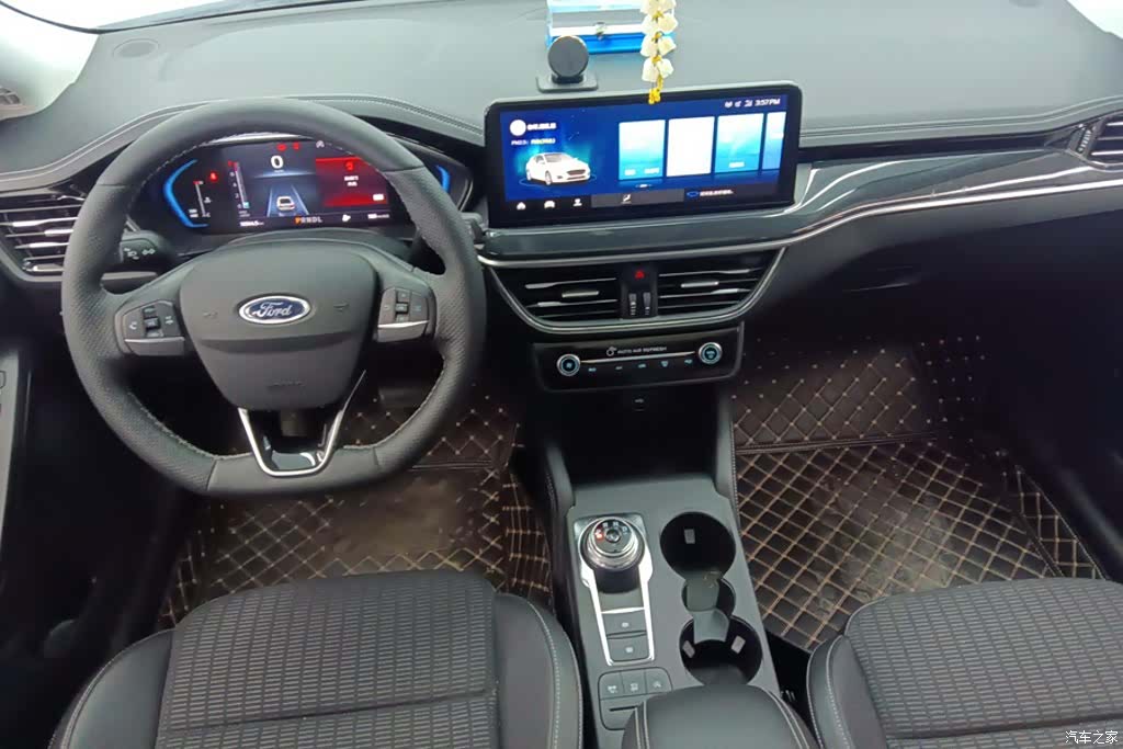 Ford Focus, 2022 12