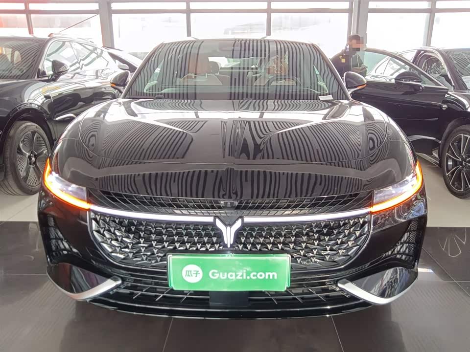 VOYAH Lantu chasing light