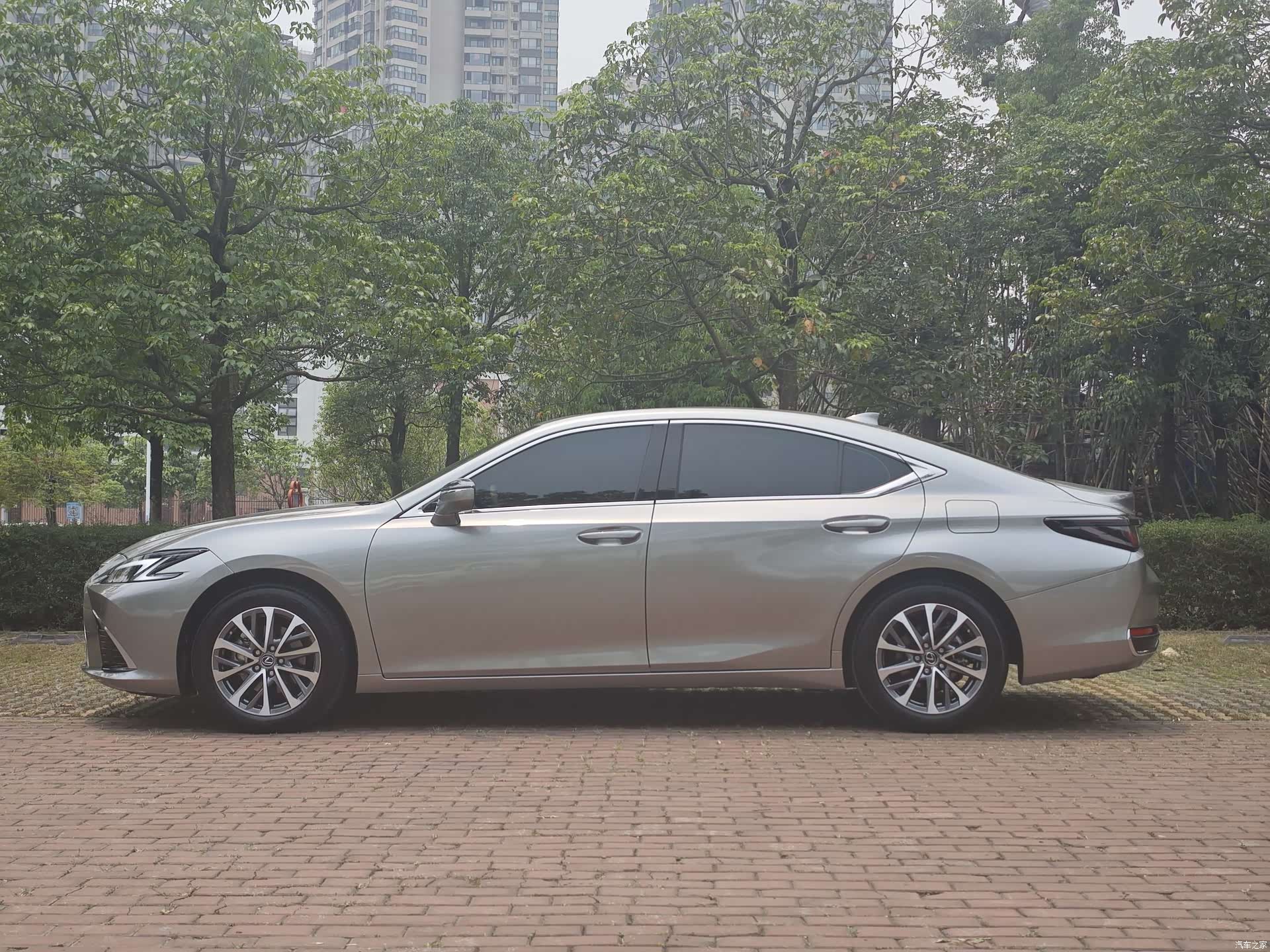 Lexus ES, 2025 4