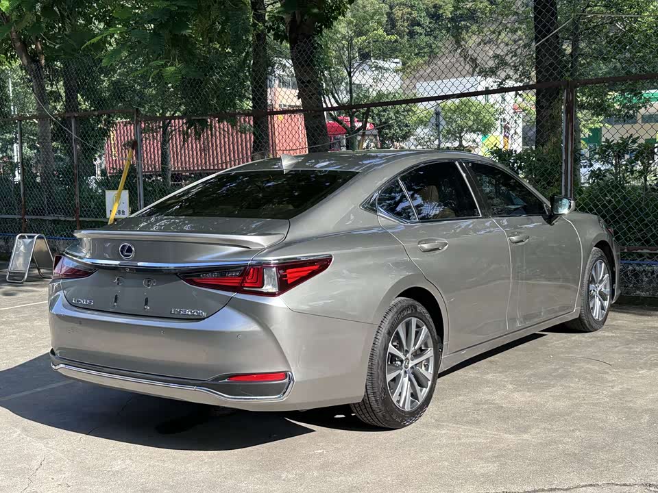 Lexus ES