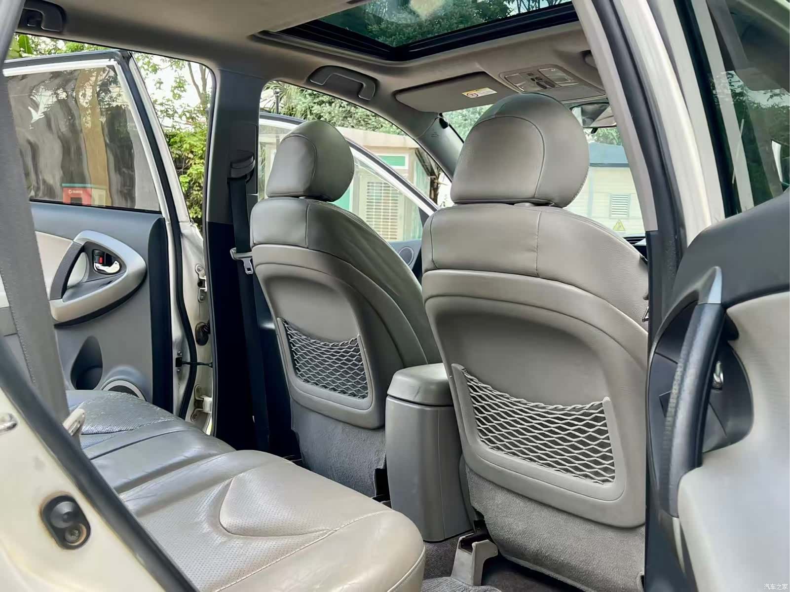 Toyota RAV4, 2011 8
