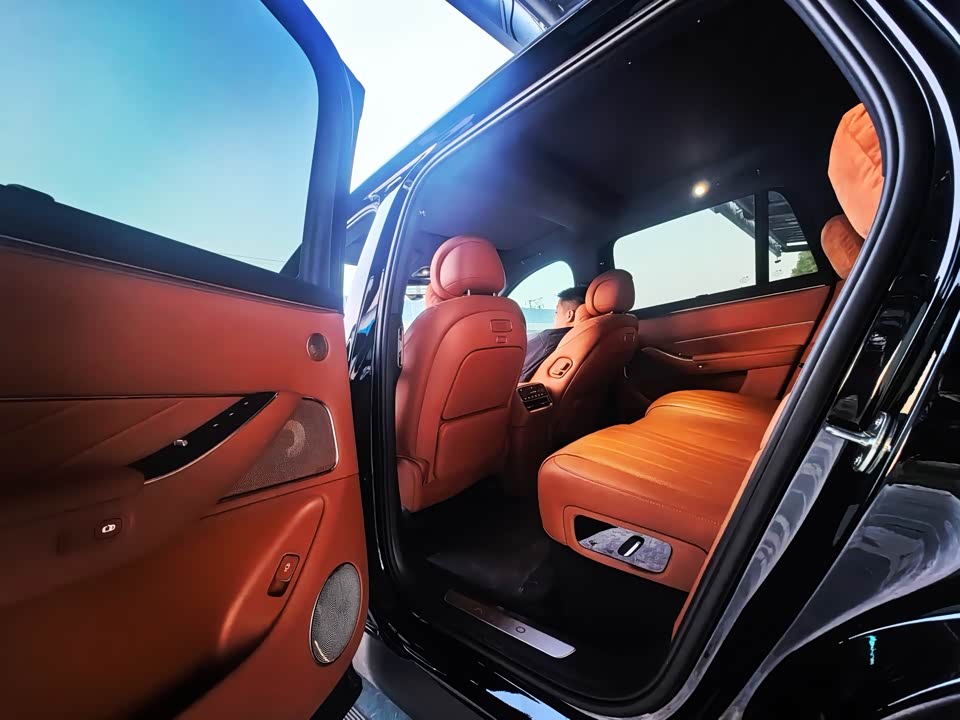 AITO Ask the world M8