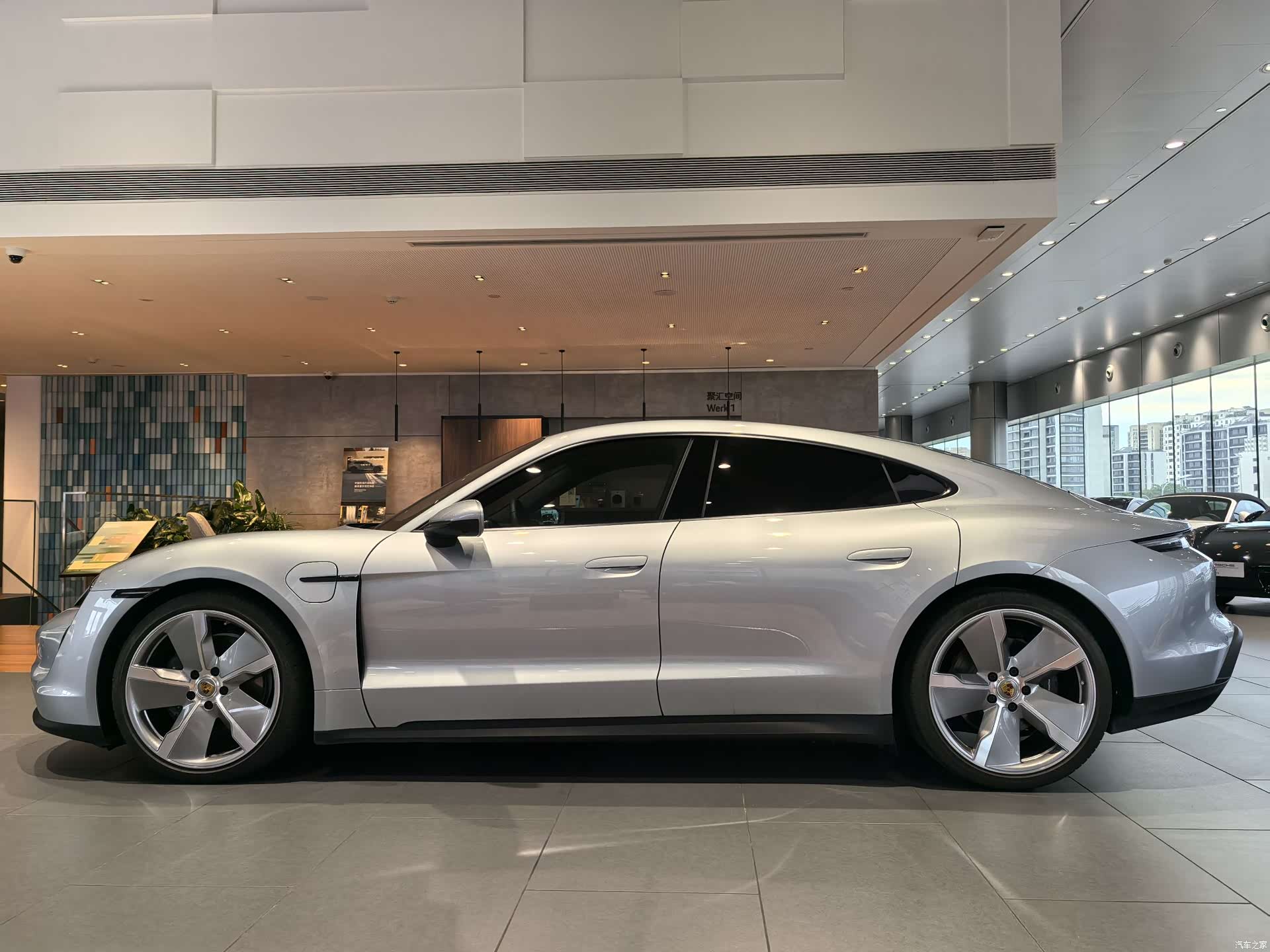 Porsche Taycan, 2022 10