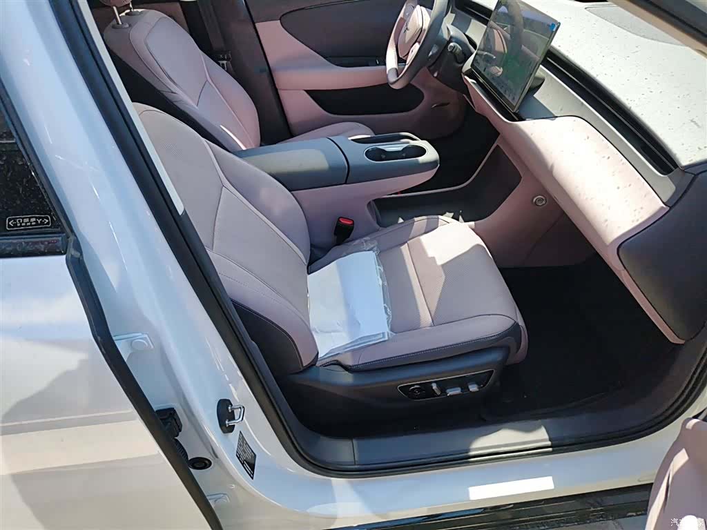 Hongqi 06, 2026 25