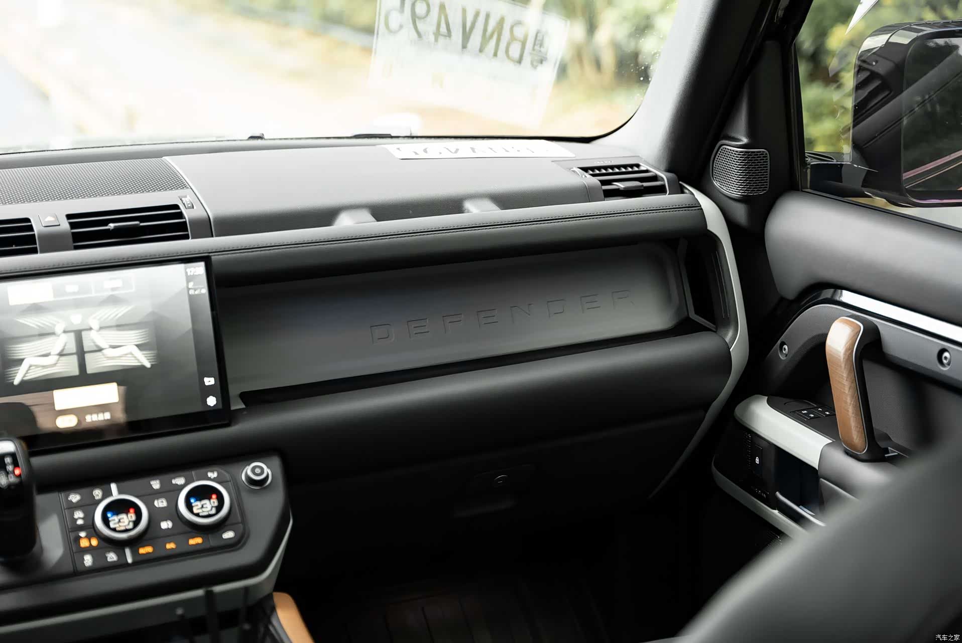 Land Rover Defender, 2023 10