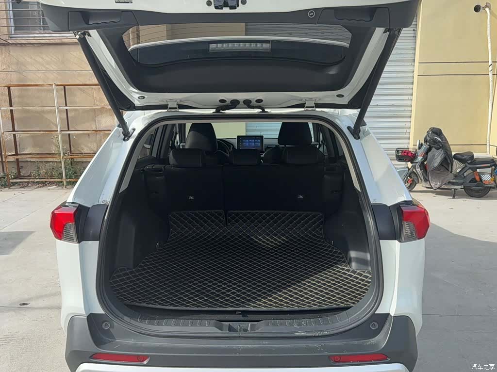 Toyota RAV4, 2021 10