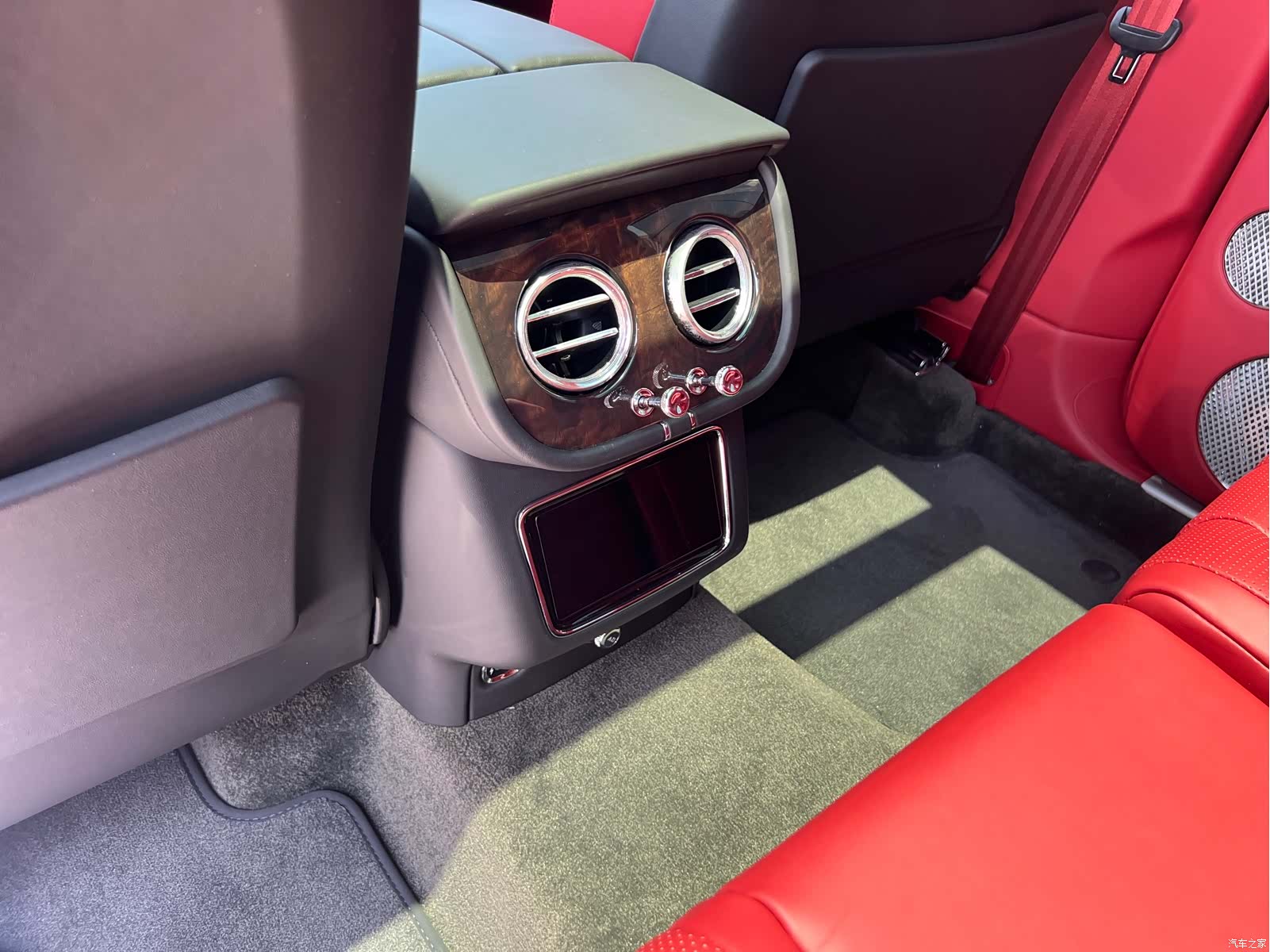 Bentley Bentayga, 2023 23
