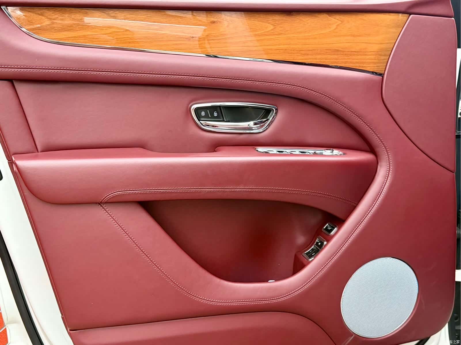Bentley Bentayga, 2021 10