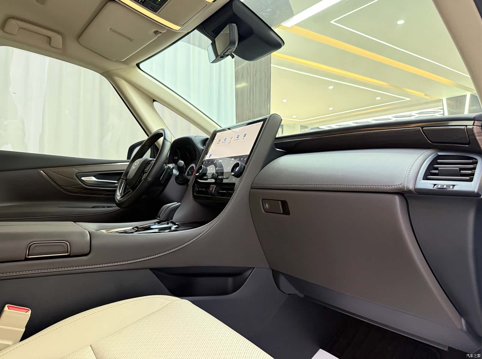 Toyota Alphard, 2025 7