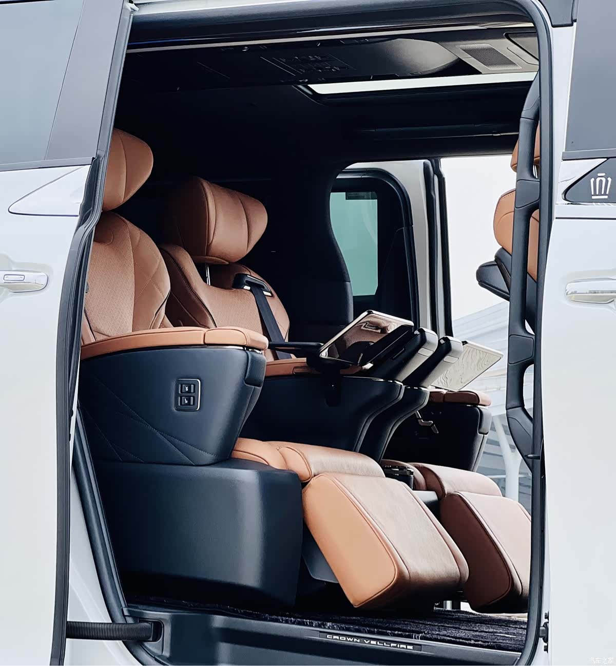 Toyota Vellfire, 2025 7