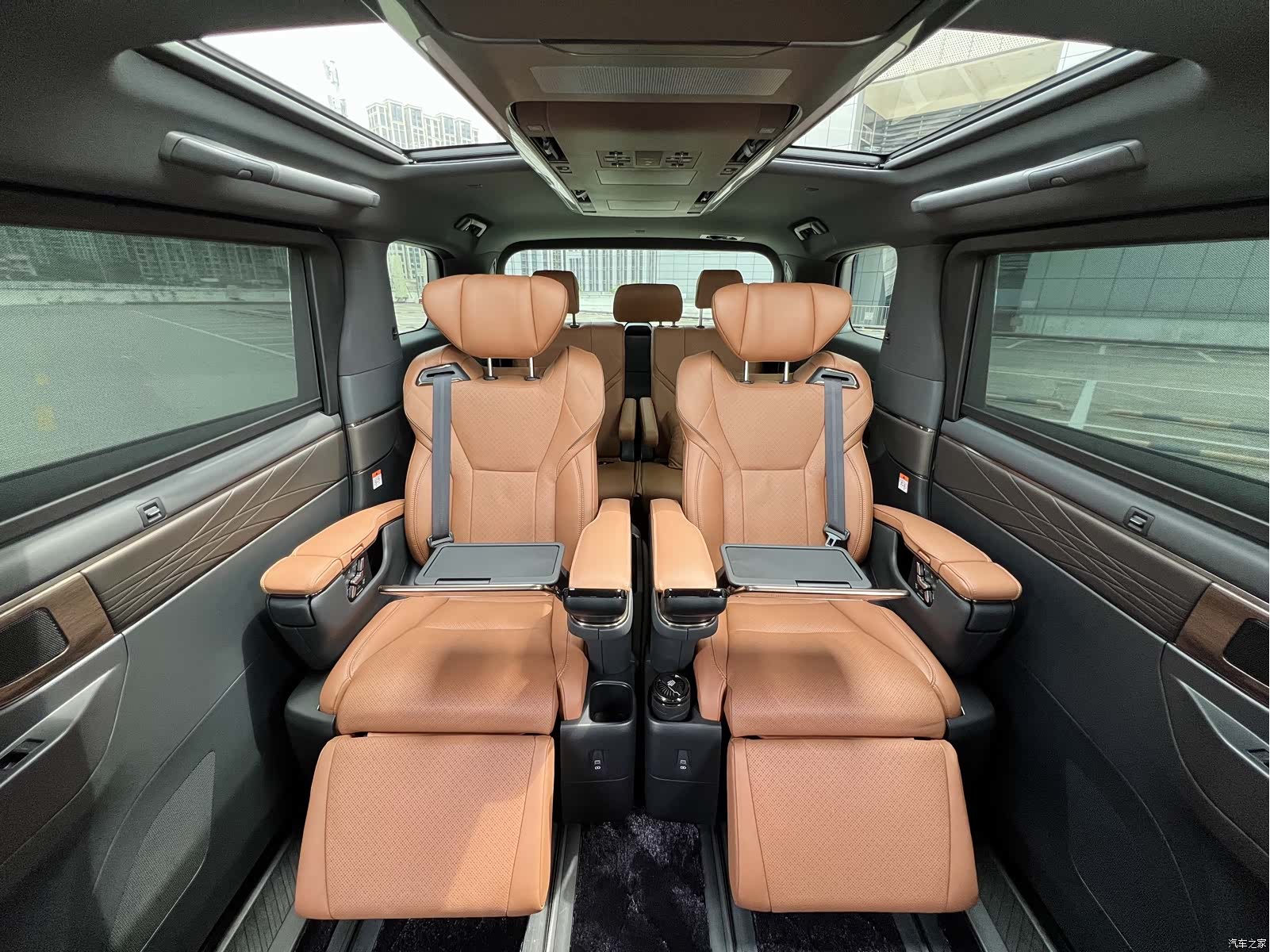 Toyota Vellfire, 2025 9