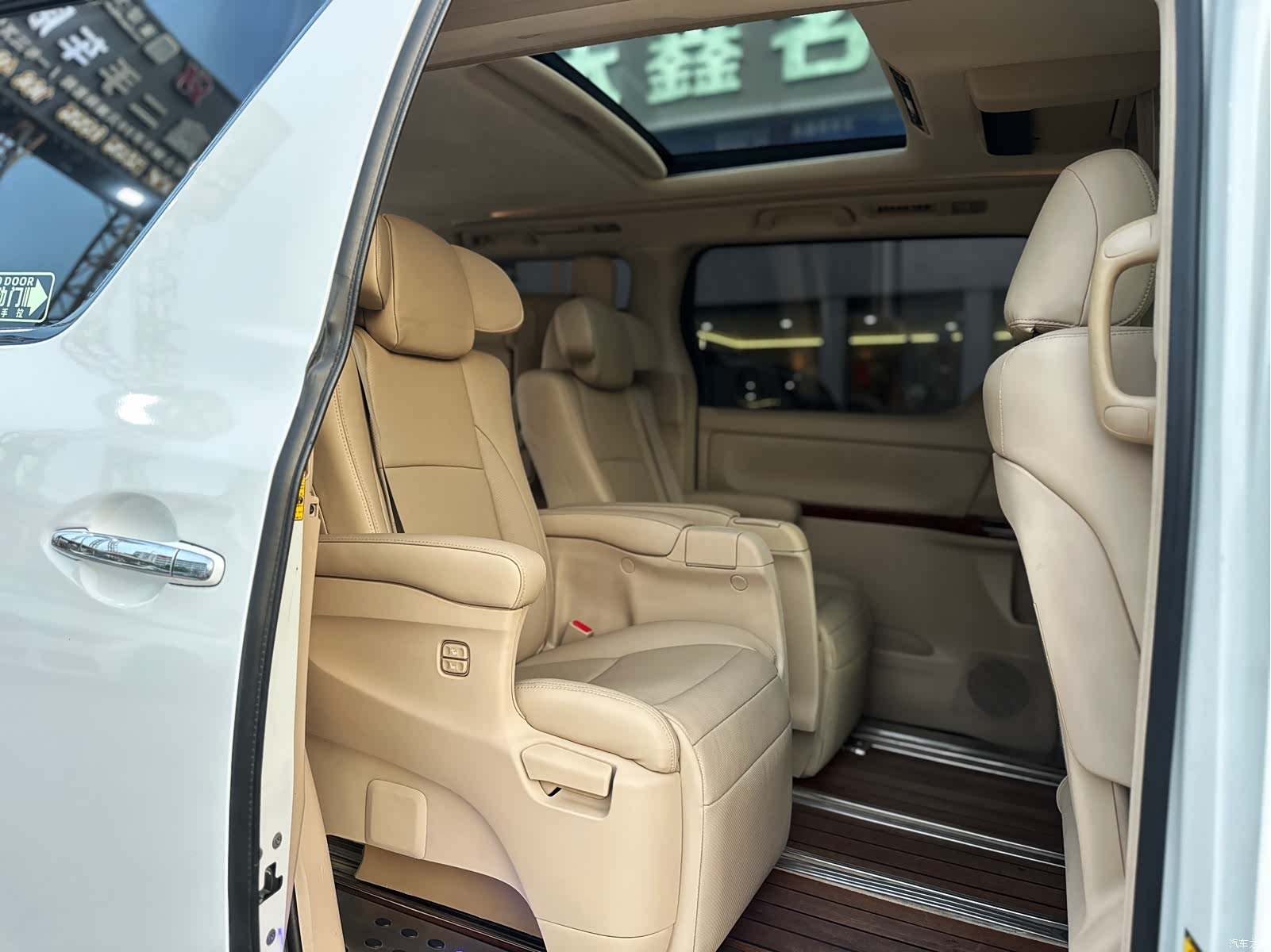 Toyota Alphard, 2011 12