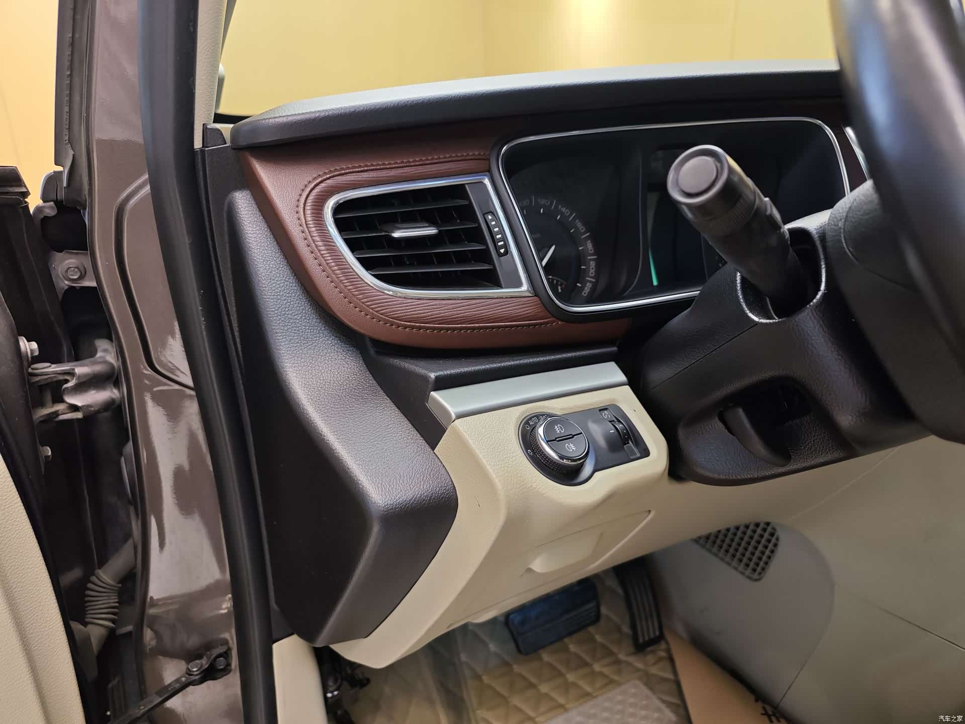 Buick GL8, 2015 12
